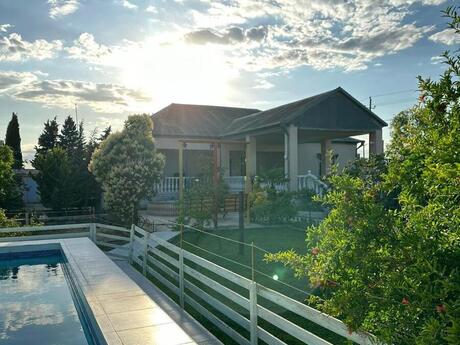 5 otaqlı həyət evi/bağ evi - Binəqədi q. - 200 m²