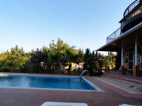 7 otaqlı həyət evi/bağ evi - Novxanı q. - 250 m²