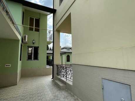 10 otaqlı həyət evi/bağ evi - Novxanı q. - 400 m²