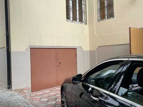 10 otaqlı həyət evi/bağ evi - Novxanı q. - 400 m²