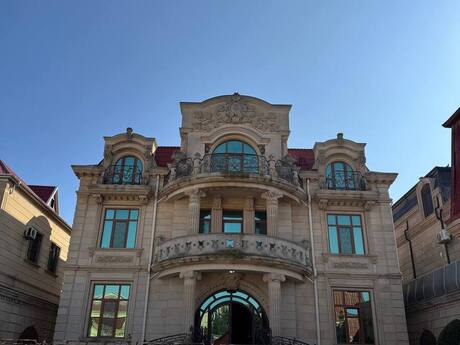 8 otaqlı həyət evi/bağ evi - Bakıxanov q. - 800 m²