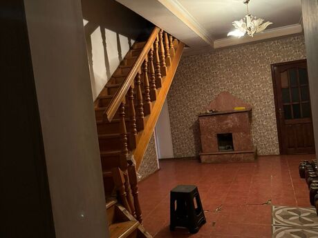 4 otaqlı həyət evi/bağ evi - İnşaatçılar m. - 160 m²