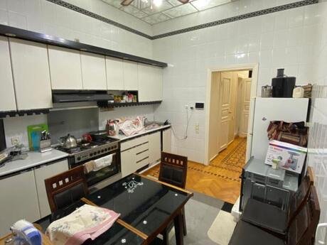 5 otaqlı köhnə tikili - İçəri Şəhər m. - 200 m²