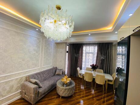 3-комн. новостройка - м. 28 мая - 80 м²