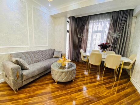 3-комн. новостройка - м. 28 мая - 80 м²