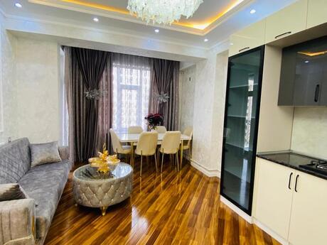 3-комн. новостройка - м. 28 мая - 80 м²