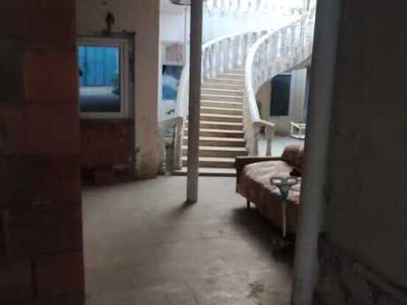 9 otaqlı həyət evi/bağ evi - Bakıxanov q. - 180 m²