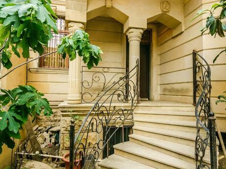 9 otaqlı həyət evi/bağ evi - Nərimanov r. - 700 m²
