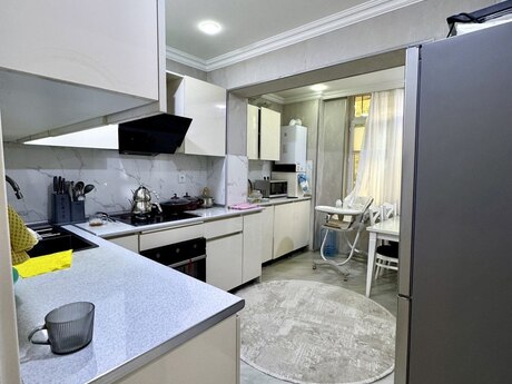 4 otaqlı köhnə tikili - İnşaatçılar m. - 110 m²