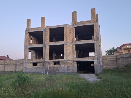 8 otaqlı həyət evi/bağ evi - Novxanı q. - 500 m²