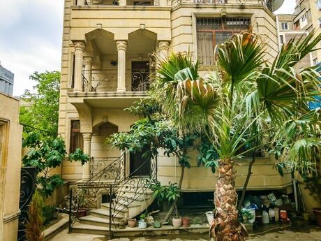 6 otaqlı həyət evi/bağ evi - Gənclik m. - 350 m²