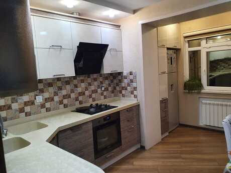 4 otaqlı köhnə tikili - Yeni Günəşli q. - 82.5 m²
