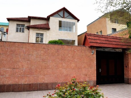 9 otaqlı həyət evi/bağ evi - Gənclik m. - 700 m²