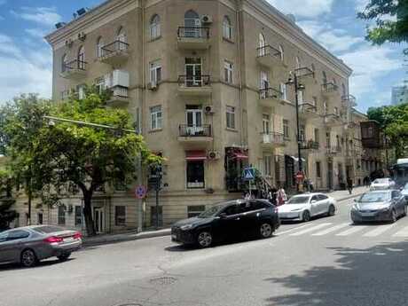 4 otaqlı köhnə tikili - İçəri Şəhər m. - 130 m²