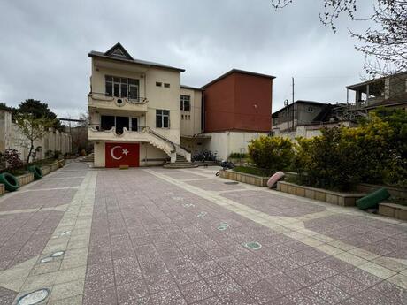 8 otaqlı həyət evi/bağ evi - 20 Yanvar m. - 300 m²
