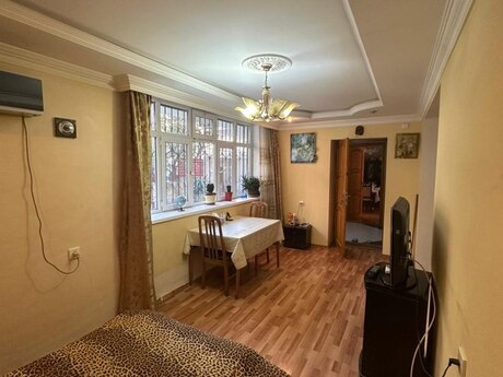 6-комн. вторичка - м. Иншаатчылар - 150 м²