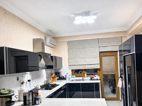 4 otaqlı yeni tikili - 28 May m. - 190 m²