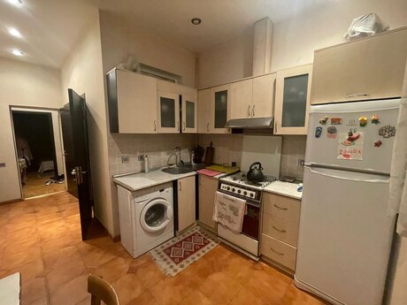 3 otaqlı köhnə tikili - Elmlər Akademiyası m. - 85 m²