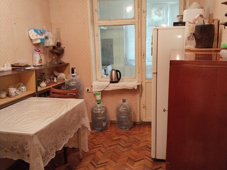 2 otaqlı köhnə tikili - Azadlıq Prospekti m. - 55 m²