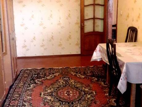 3 otaqlı köhnə tikili - 8 Noyabr m. - 65 m²