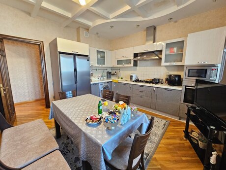 3 otaqlı yeni tikili - 8 Noyabr m. - 140 m²