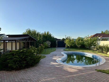 6 otaqlı həyət evi/bağ evi - Novxanı q. - 450 m²