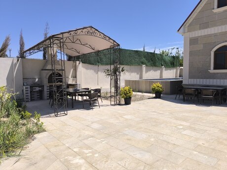 7 otaqlı həyət evi/bağ evi - Novxanı q. - 271 m²