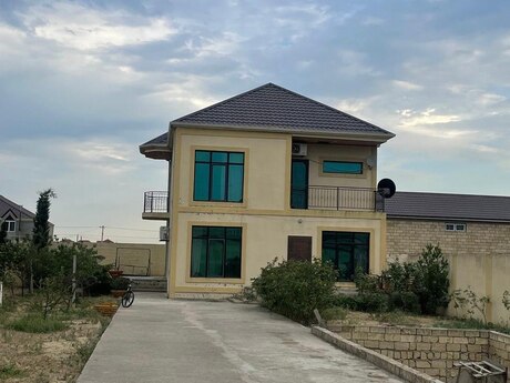 6 otaqlı həyət evi/bağ evi - Novxanı q. - 200 m²