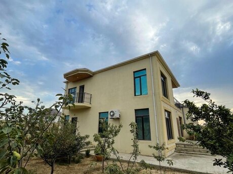 6 otaqlı həyət evi/bağ evi - Novxanı q. - 200 m²