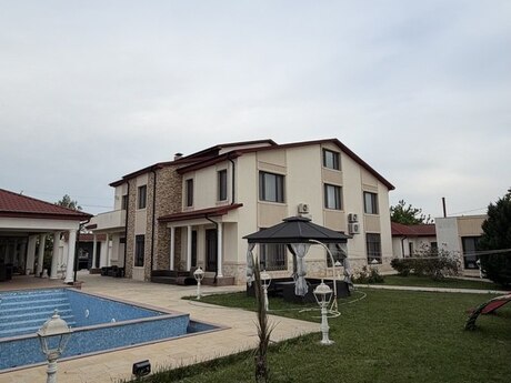 8 otaqlı həyət evi/bağ evi - Novxanı q. - 800 m²