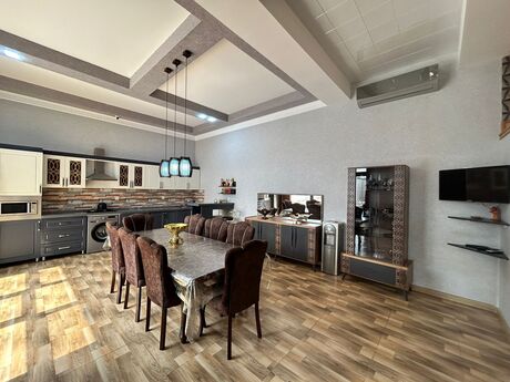 7 otaqlı həyət evi/bağ evi - Novxanı q. - 340 m²