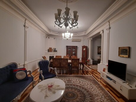 5 otaqlı həyət evi/bağ evi - İnşaatçılar m. - 330 m²