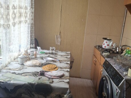4 otaqlı köhnə tikili - Elmlər Akademiyası m. - 50 m²