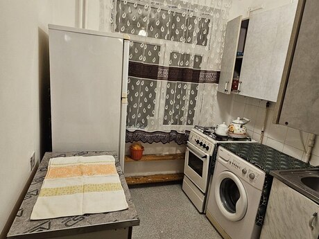 2 otaqlı köhnə tikili - Elmlər Akademiyası m. - 45 m²
