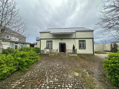 8 otaqlı həyət evi/bağ evi - Novxanı q. - 228 m²