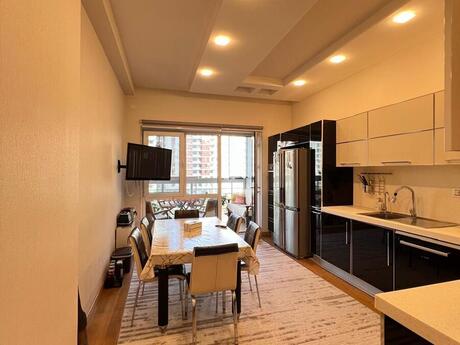 4 otaqlı yeni tikili - 8 Noyabr m. - 180 m²