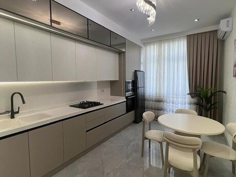 4 otaqlı yeni tikili - 8 Noyabr m. - 145 m²