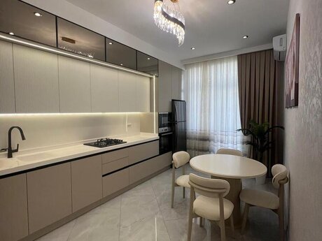 4 otaqlı yeni tikili - 8 Noyabr m. - 145 m²