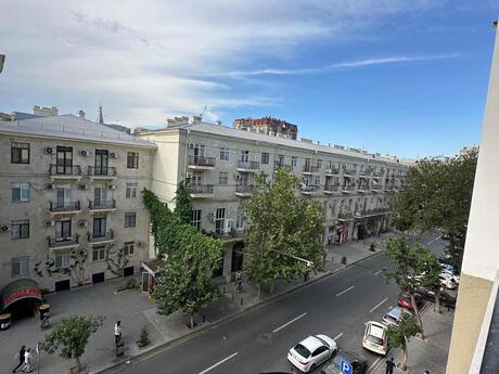 3 otaqlı köhnə tikili - 28 May m. - 180 m²