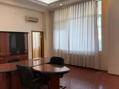 7 otaqlı ofis - İnşaatçılar m. - 205 m²