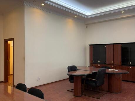 7 otaqlı ofis - İnşaatçılar m. - 205 m²