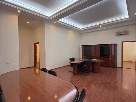 7 otaqlı ofis - İnşaatçılar m. - 205 m²