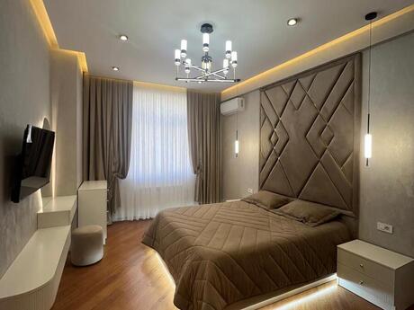 4 otaqlı yeni tikili - 8 Noyabr m. - 145 m²