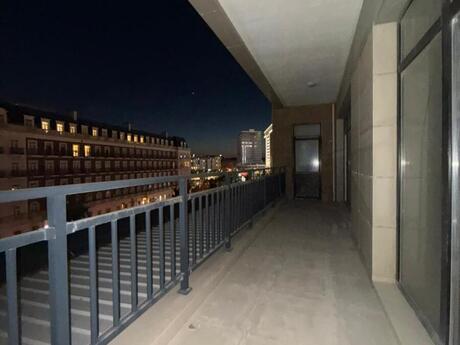 4 otaqlı yeni tikili - Ağ şəhər q. - 205.6 m²