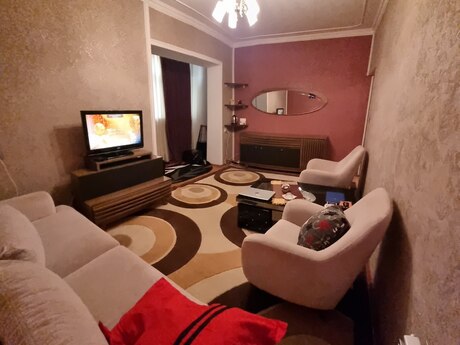 3 otaqlı köhnə tikili - 8-ci mikrorayon q. - 57 m²
