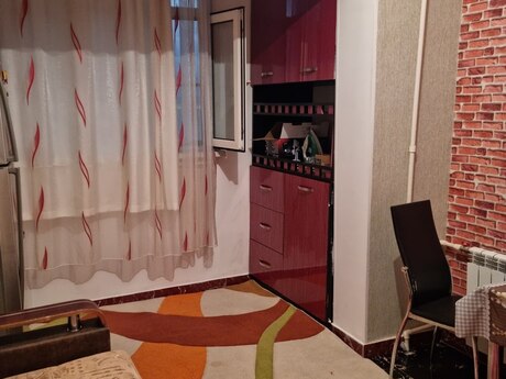 3 otaqlı köhnə tikili - 8-ci mikrorayon q. - 57 m²