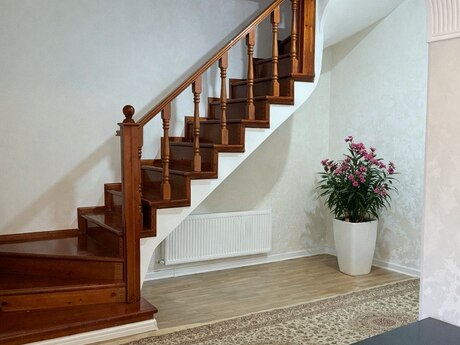 5 otaqlı həyət evi/bağ evi - Yeni Suraxanı q. - 200 m²