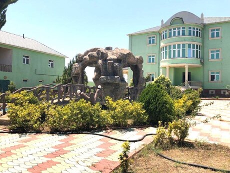 7 otaqlı həyət evi/bağ evi - Novxanı q. - 1150 m²