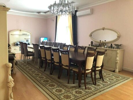 7 otaqlı həyət evi/bağ evi - Novxanı q. - 1150 m²