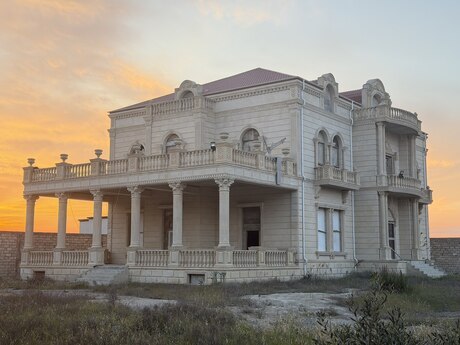 10 otaqlı həyət evi/bağ evi - Şüvəlan q. - 1300 m²